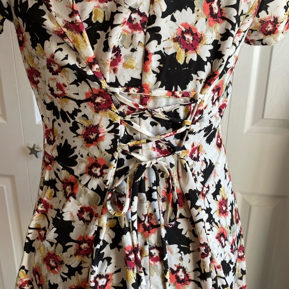 Floral Button up & Tie in the back dress - Picture 4 of 8